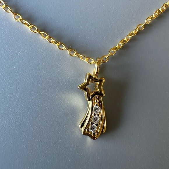 24k Gold Vermeil Dainty Shooting Star Necklace - Picture 4 of 10